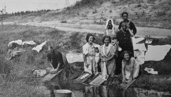 Las chicas durante la república en el lavadero